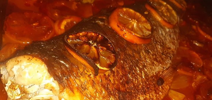 pește pe pat de legume la cuptor
